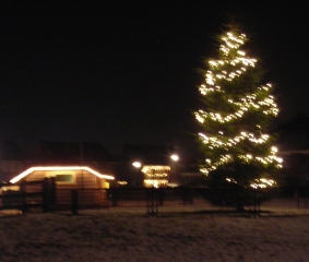 2012 Stal en boom in een winterlandschap, met de nieuwe verlichting.