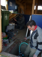 Harry en Anton installeren de waterpomp.