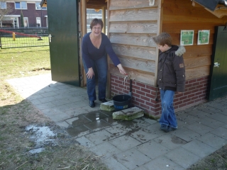 Bea zet de watervoorziening in werking.